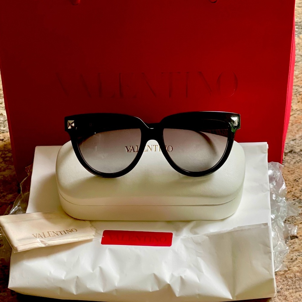 🔥Fabulous & Classic Valentino Stud CatEye Sunnies